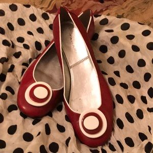 TAHARI Red/white, sz 10M, patent leather, Mint.